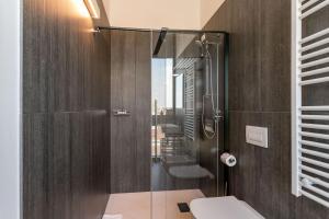 梅斯特HTM Venice Suite的带淋浴和卫生间的浴室