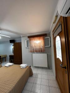 萨米尼科斯一室公寓及公寓酒店的客房设有两张床和窗户。