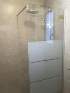 MézelLes Pruniers的浴室里设有玻璃门淋浴