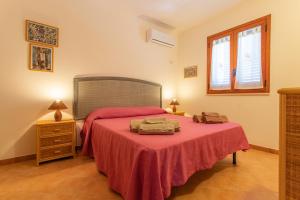 兰佩杜萨Oasi di Cala Pisana的一间卧室配有一张带红色毯子的床