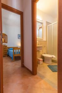 兰佩杜萨Oasi di Cala Pisana的客房内设有带水槽和卫生间的浴室