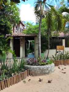 杰里科科拉Vila do Sossego的海滩上的一座棕榈树建筑