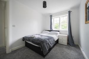 KentMaidstone villa 3 bedroom free sports channels,parking的一间小卧室,配有床和窗户