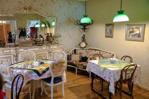 姆茨赫塔Tatin - Hotel & Café in Mtskheta的客厅配有2张桌子和镜子