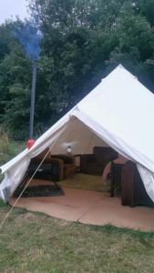 维斯贝希Lainey's Rest的田野上带沙发的白色帐篷