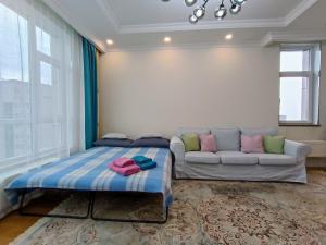 乌兰巴托Tsengeldekh:Cozy 1 BR Apt•Queen bed•Naadam stadium的客厅配有沙发和1张床