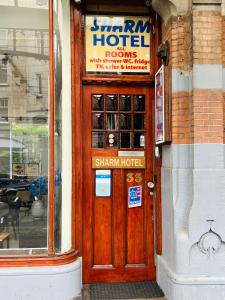 阿姆斯特丹沙姆沙伊赫酒店的一座带标志的酒店木门