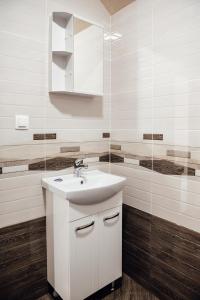 萨帕雷瓦巴尼亚Къща за гости Давиос的白色的浴室设有水槽和镜子