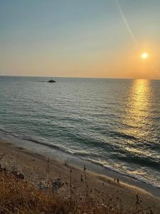 米提卡斯狄奥尼索酒店的阳光下在海洋上的海滩