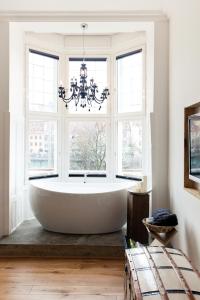 格拉茨Grand Hôtel Wiesler - Centre of Graz的带窗户的客房内的大浴缸