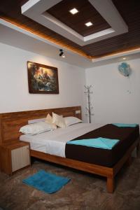 卡尔佩特塔Bhuvanam homestay的一间卧室,卧室内配有一张大床