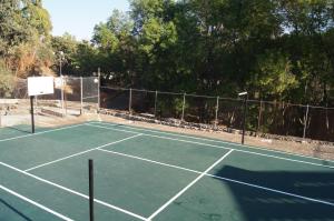 查帕拉乡村酒店内部或周边的网球和/或壁球设施
