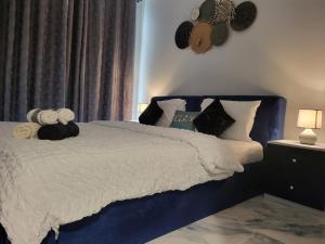 拉斯阿尔卡麦Summer By The Sea Ultra Luxe 1 bedroom Apartment with a private beach - Al Marjan Island的卧室配有蓝色和白色的床和枕头