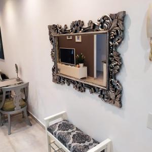 德尔锡伦西奥海岸Cosy 2 bedroom near sea Costa del Silencio的墙上的镜子,配有椅子和书桌