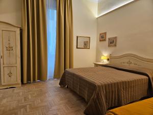 佛罗伦萨Resort del Roster的酒店客房设有两张床和窗户。