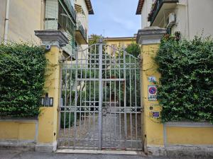 佛罗伦萨Resort del Roster的建筑物一侧的金属门