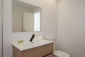 圣玛丽亚港Apartoyou - Enamorados的一间带水槽、镜子和卫生间的浴室