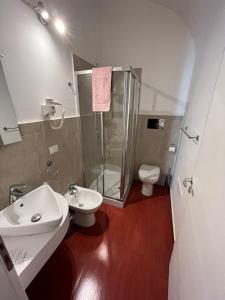 科米索Yhomisus的带淋浴、盥洗盆和卫生间的浴室
