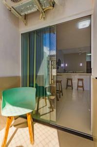 萨尔瓦多Apartamento Incrível的带厨房的客房内的绿椅