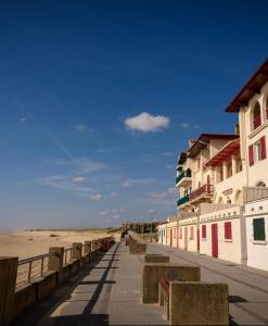 索尔特奥瑟戈尔La Junior Suite的海滩旁的海滩上,有一系列建筑