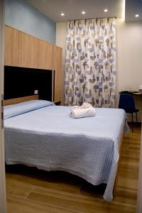 阿格里真托Fiore dei Templi - luxury suite experience的一间卧室配有一张带白色毯子的大床