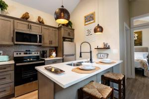 奥兰多Downtown Tiny Life - Experience Tiny Living!的厨房配有水槽和台面