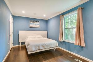 格里尔Greer Vacation Rental about 11 Mi to Greenville!的蓝色的卧室设有床和窗户