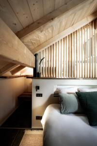 普雷芒翁La Loge de la Dolarde - Chambre Ouest的一间卧室设有一张床和一个大窗户