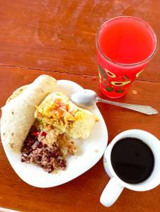 San RamónFinca Los 3 Laureles Nicaragua AgroEcolodge的一杯食物,一杯咖啡和一杯饮料
