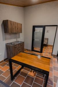 IsnosPrana的一间厨房,内设一张木桌