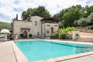 斯波莱托Volver B&B Spoleto的一座别墅,在一座建筑前设有一个游泳池