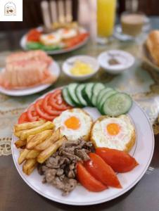 顺化Chi's Homestay & Coffee的鸡蛋、西红柿和薯条等食物