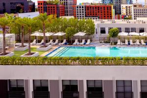 迈阿密Sentral Wynwood的建筑物屋顶游泳池的图像