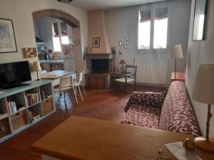 伊莫拉Cà Rossa的客厅配有沙发和桌子
