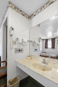 基林Friendship Inn Hotel的一间带水槽和镜子的浴室