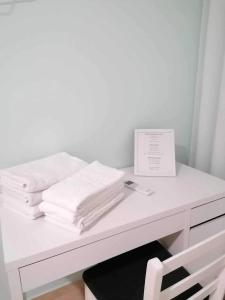 波尔图Private Room at Fatima's的一张白色的桌子,上面有一堆毛巾