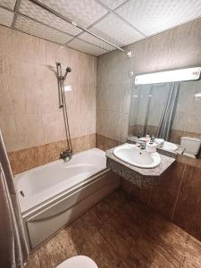沙姆沙伊赫Serenity Lodge的带浴缸和盥洗盆的浴室