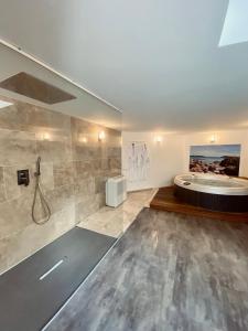 波尔多Mieuxqualhotel jacuzzi privatif Le rond的带浴缸和盥洗盆的大浴室