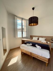 波尔多Mieuxqualhotel jacuzzi privatif Le rond的一间卧室设有一张床和一个大窗户