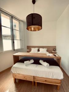 波尔多Mieuxqualhotel jacuzzi privatif Le rond的一间卧室配有一张带两个枕头的床
