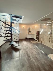 波尔多Mieuxqualhotel jacuzzi privatif Le rond的大型客房设有楼梯和水槽