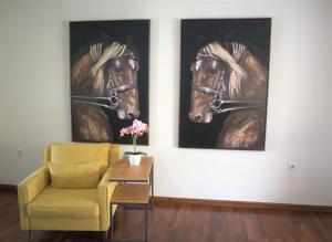 亚历山德鲁波利斯Kouros At The Park的客厅墙上有两幅马画