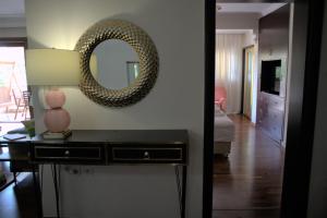 亚历山德鲁波利斯Kouros At The Park的墙上有镜子的房间和一张桌子