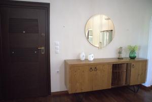 亚历山德鲁波利斯Kouros At The Park的一间带镜子和木制梳妆台的浴室