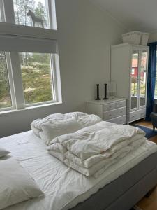 萨伦Joängets Fjällgård 18a的卧室内的一张白色床,设有窗户