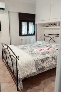 奥斯蒂亚·安提卡Casetta 46的一间卧室配有带粉红色的床