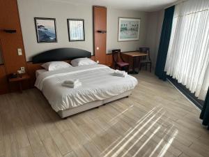 布鲁塞尔Hotel EUROPACITY的一间卧室配有一张大床和一张桌子