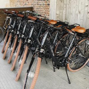 通厄伦Hoeve de Sterappel的停在大楼旁边的一排自行车