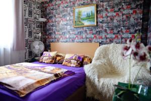 尼赖吉哈佐Jocó Panzió的一间卧室配有床和挂在照片中的墙壁
