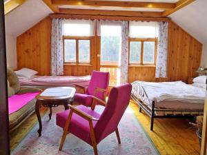 BranžežChalupa Branžež Komárovský rybník的一间卧室配有紫色椅子、床和窗户